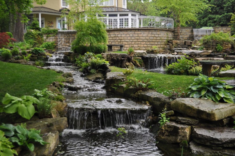 paysagiste-ROQUEBILLIERE-min_landscaping-rock-louisville-ky-traditional-landscape-and-boulders-brick-wall-bushes-grass-koi-law